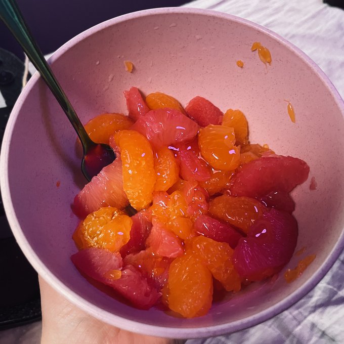 My go to Covid meal. Grapefruit, oranges, and a honey drizzle. https://t.co/GYMJToqqdG<a href="/tag/mtgbooty"class="tags"><span>#mtgbooty</span></a>