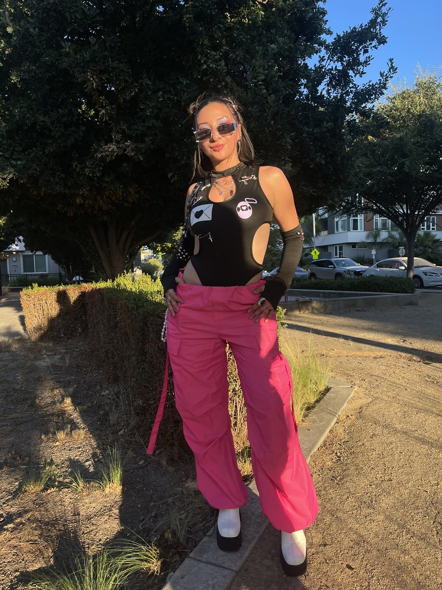 queendillweed's tweet photo. Custom @Hippiechickco top and sleeves. She even put my man’s initial in it bc she knows how much of a headass I am 🥹🤣 she brought my vision to life and even included a cute matching hair clip. The details on it are so fire 🧷⛓️🖤 https://t.co/FEIzwcjV97