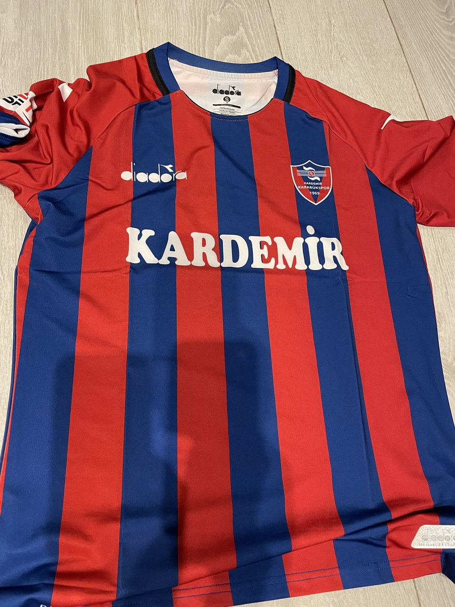 Bienvenida la camiseta de <a href="/k_karabukspor/">Kardemir Karabükspor</a> a mi colección de camisetas azulgranas por el mundo. Una locura turca.