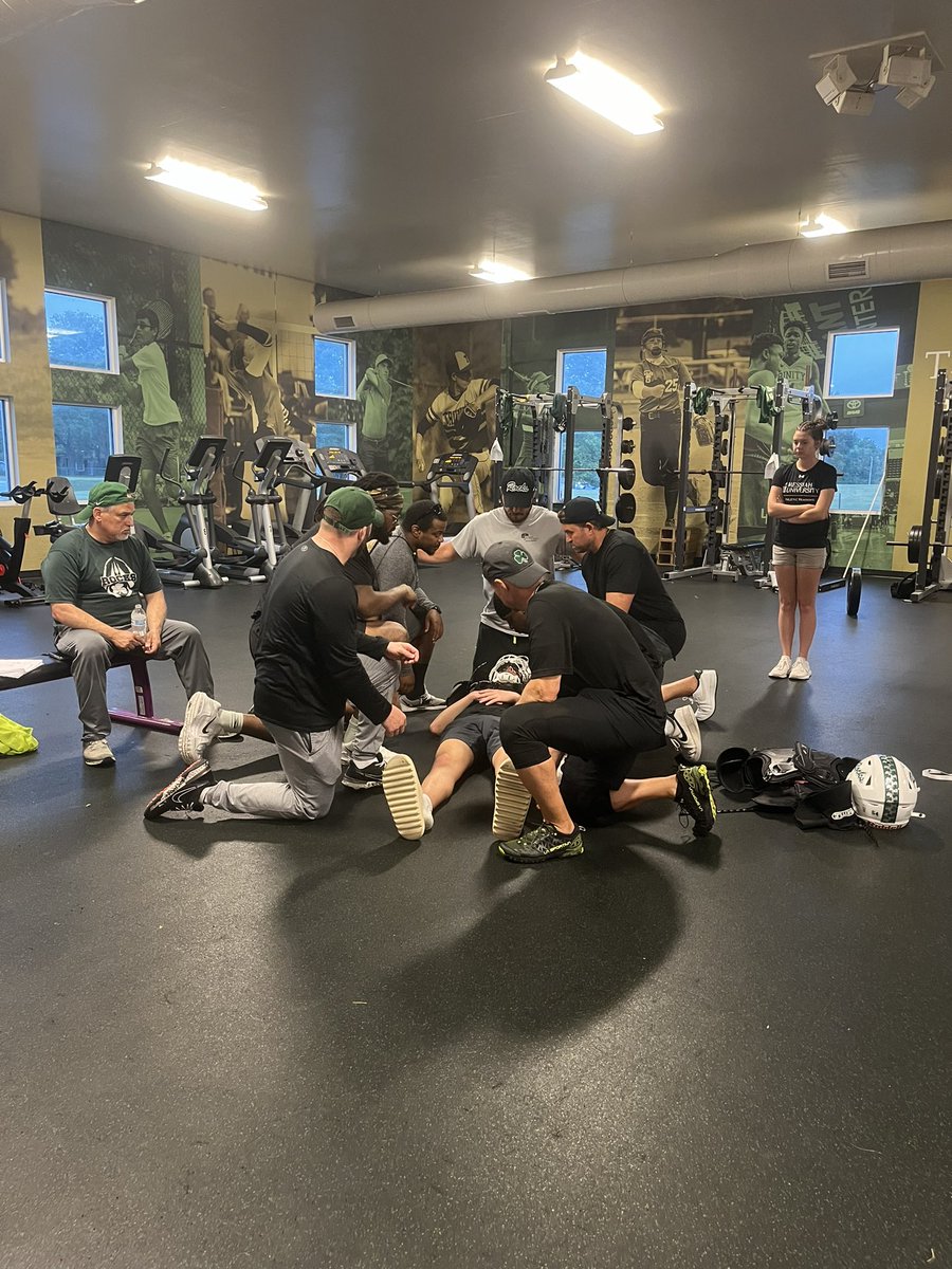 thsshamrocks's tweet photo. Thank you @PeytonWalkerFdn for attending the Football coaches Emergency Action Plan training and walkthrough lead by Trinity Athletic Trainer @D_Res10. All coaches are CPR/AED certified and ready with the EMA. @thsrocks_us @thsrocksftball @THSRocksfball https://t.co/QLlPR7Z7s0