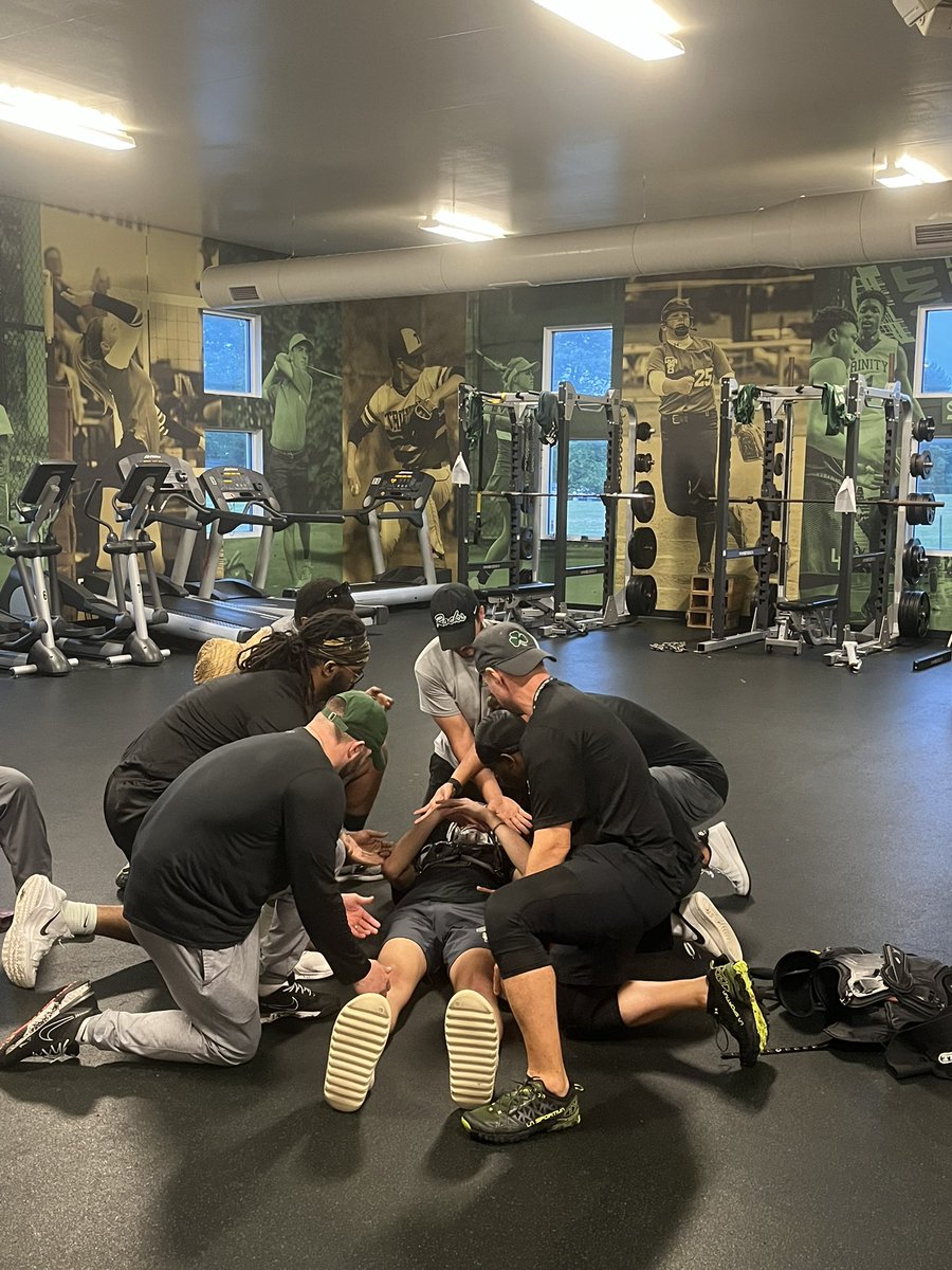 thsshamrocks's tweet photo. Thank you @PeytonWalkerFdn for attending the Football coaches Emergency Action Plan training and walkthrough lead by Trinity Athletic Trainer @D_Res10. All coaches are CPR/AED certified and ready with the EMA. @thsrocks_us @thsrocksftball @THSRocksfball https://t.co/QLlPR7Z7s0