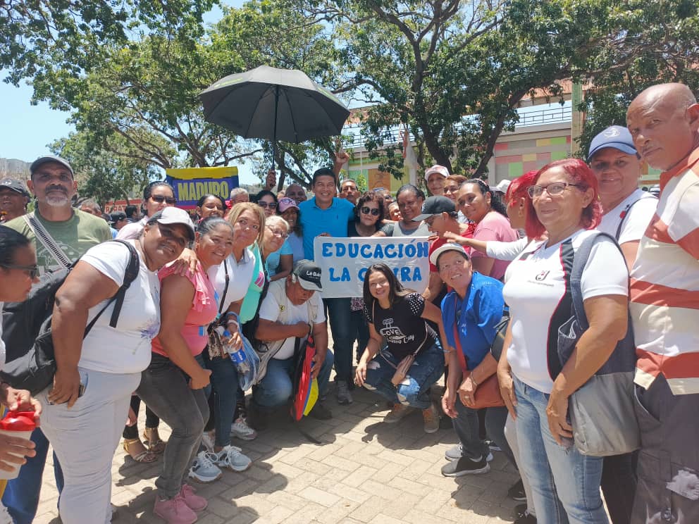 📢Este #Jueves #8Ago, el sector educativo de la Pquia C. Soublette participó en la concentración por la paz de Venezuela, celebrada en Catia La Mar en repudio al vandalismo y daños a la propiedad #PuebloSonrienteYEnPaz🤝🇻🇪 <a href="/NicolasMaduro/">Nicolás Maduro</a> <a href="/_LaAvanzadora/">Yelitze Santaella</a> <a href="/Jateranoficial/">José Alejandro Terán</a> <a href="/danieljgm7/">Daniel González ZELaGuaira</a>