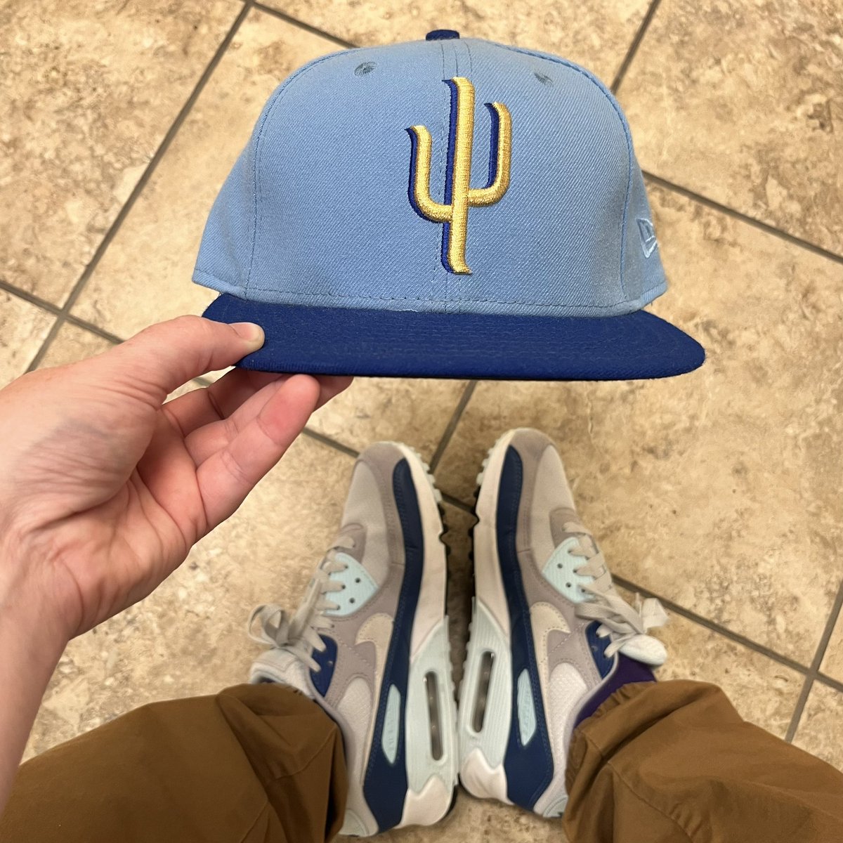 jaylaw22's tweet photo. 221/366 #raisedroyal #fitted #hatgame #neweracap #neweracapstyle #fittedroyalty #59fifty #flyyourownflag #committedtothefitted #ladiesrockfitteds #hypebeastkc #uhc18 #fittedoftheday #hatclub #kicksandcaps #kicksandfitteds #azfallleague https://t.co/f3pE5pTagL