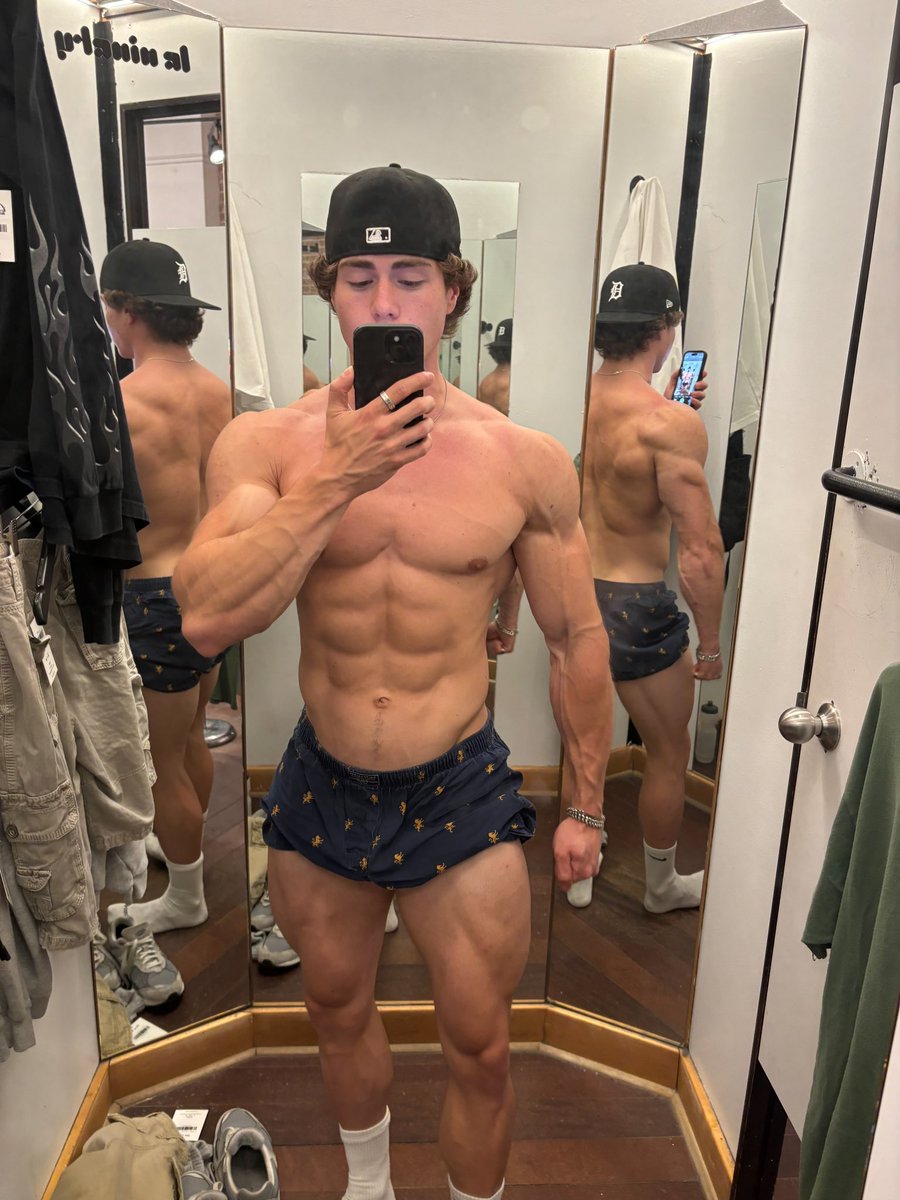 _zachthayer's tweet photo. Wyd if you walk into this change room? https://t.co/PPcNdhTgPU