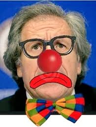 Cuando un payaso se muda a un palacio... él no se convierte en príncipe, pero el palacio sí se convierte en circo.

Algo así. 
#DeZurdaTeam