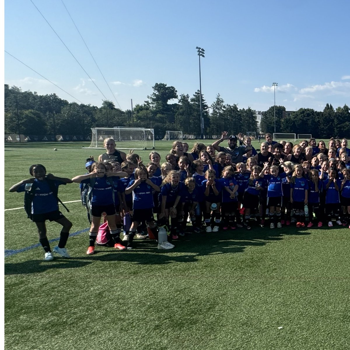 iafc_blues's tweet image. Special day on the field with the College of Charleston Women’s Soccer team! ⚽️🤝 Big thanks to the team for joining us - go Cougars! 

#INTERATL | #TheCollege🌴⚽️

@CofCWSOC