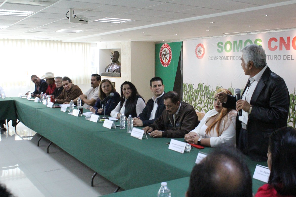 Cenecistas encabezados por nuestra dirigente <a href="/LetyBarreraM/">Leticia Barrera</a> sostuvieron un encuentro con la presidenta del partido <a href="/GOrtizGlez/">Graciela Ortiz</a> y el secretario general @miguelalonsogob. 

Diálogo franco, abierto y constructivo de dos aliados históricos CNC-PRI, en torno al futuro del partido.