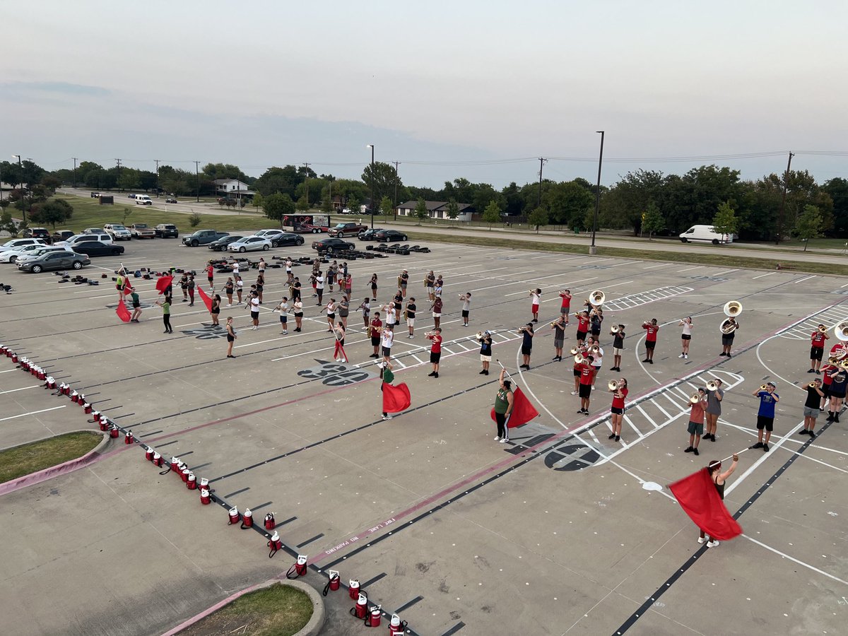 risdfinearts's tweet photo. The Mighty Hawk Band is hard at work getting ready for marching season, (football season)! ⁦@rockwallschools⁩ ⁦@RHHSHawks⁩ ⁦⁦@HeathHawkBand⁩ ⁦@SecondaryRISD⁩ https://t.co/adcQiTrmFk
