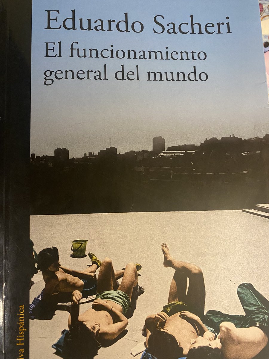 Manunkd's tweet image. Si de  chico jugaste fútbol en un club de barrio…si jugaste todos los campeonatos del cole..si de adulto sigues jugando fútbol amateur  y ademas no la estás pasando del todo bien…este libro de @eduardosacheri  ..te va a devolver la felicidad …aunque sea  por un momento ❤️💙