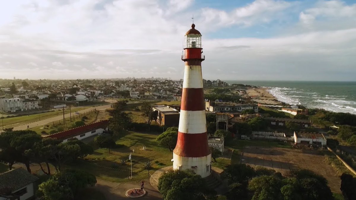 Yo sé que acá están todos en otras cosas, gravísimas también, pero que no se pierda esto: hoy Mar del Plata fue la primera ciudad del país que vendió parte del Faro de la Memoria, ex centro clandestino de detención y tortura, para que un privado ponga un bar de gin tonic (1/2)
