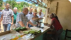 AlmaguerPerdomo's tweet photo. Hoy, en La Habana. @DrRobertoMOjeda evalúa las prioridades de trabajo y el cumplimiento de los acuerdos del #VIIPlenoCC.
Argumenta, exige, aúna voluntades y suma gente al empeño de impulsar el desarrollo económico y social del país.
¡Así actúa el Partido!
#UnidosXCuba https://t.co/vYrzWjEOlD