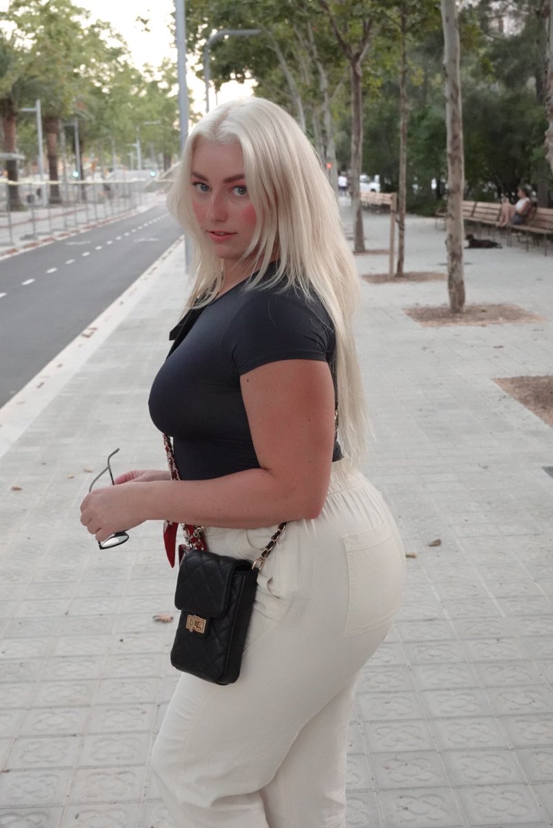 Comment an emoji if you can handle a thiccccer woman🤣🫶