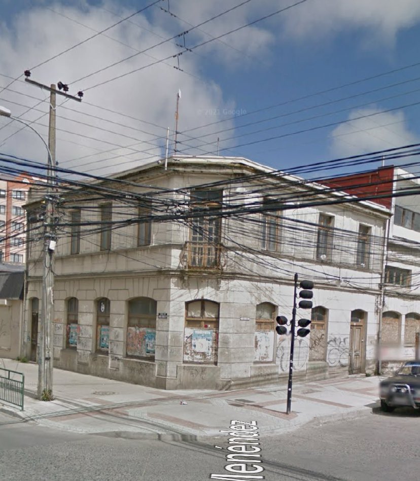 cesar_quezada's tweet photo. Así son muchas de las construcciones del centro de Punta Arenas

También debemos avanzar dentro de lo posible con el soterrado de cables, al menos en el casco histórico y en las poblaciones nuevas

#puq #edelmag https://t.co/pEKuZx7zpJ