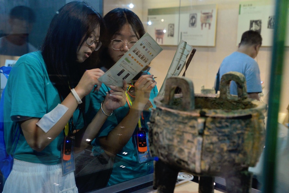 DiscoverAnyang's tweet photo. In the long river of human #history, #ancient scripts are no longer in use. Only #oraclebonescripts is still in use today. 🤫
40 #overseas #Chinese #teenagers from #Switzerland, #Ireland, #France and other places are exploring the origin of Chinese characters in #Anyang .💯 https://t.co/FpQmC0AOAj