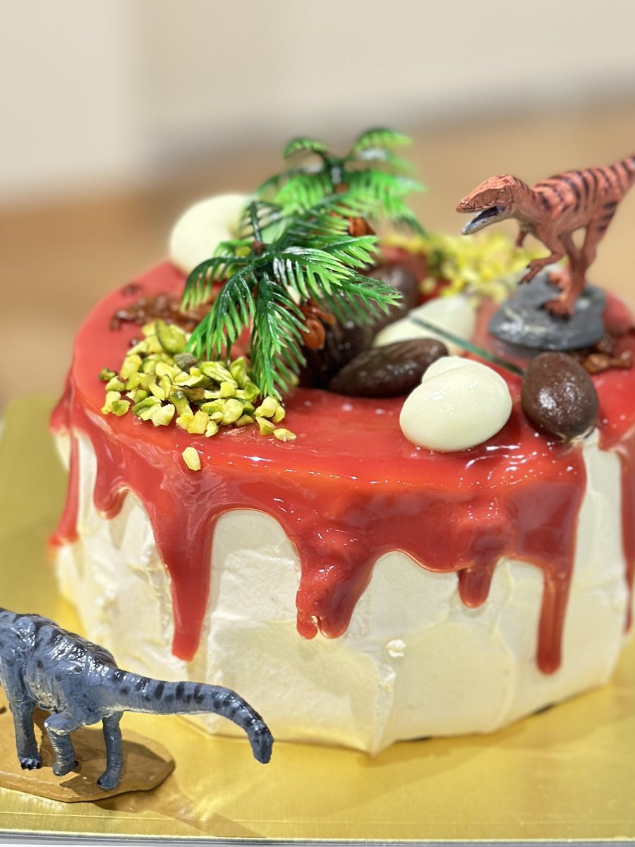 このあと12時から！ 阪急オンラインストアで販売中の恐竜ケーキ🍰試食