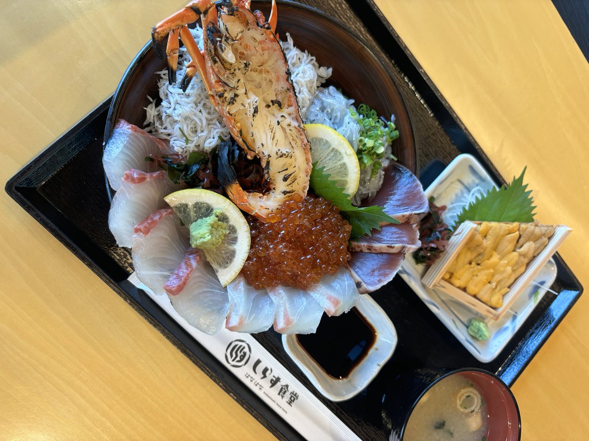 honochamaru21's tweet photo. 一昨日、「はなはな」にまじめしの取材に行きました🚗 ³₃
大漁丼としらす丼美味しかったです！
帰りに内子によってかき氷を食べたり、アンブレラスカイを見たりもしました✨️ https://t.co/pjpP9EZ6RY