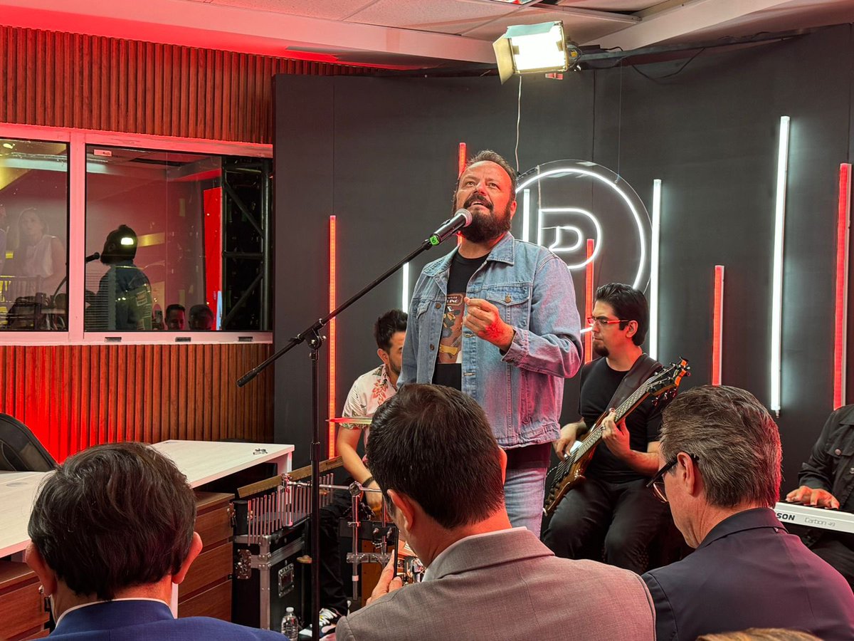 POSTAEdomex's tweet photo. Nicho Hinojosa en la casa 🤩 para el #TinyPOSTA2024 donde firmamos un acuerdo histórico con #AztecaNoreste. ✍🏻 https://t.co/WKIrf6VQ3Z