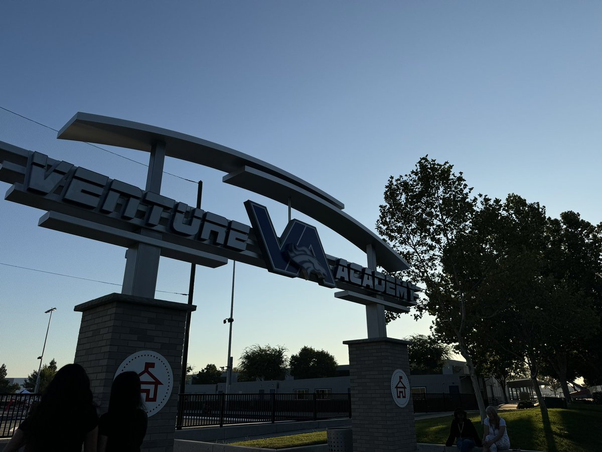 ShannonBelt3's tweet photo. The Venture Academy Mustang Field is officially here! Here’s some of the shots of the new deep navy blue turf field! @VentureAthletic @jsells11 #recordpreps https://t.co/oApKWUvHQx