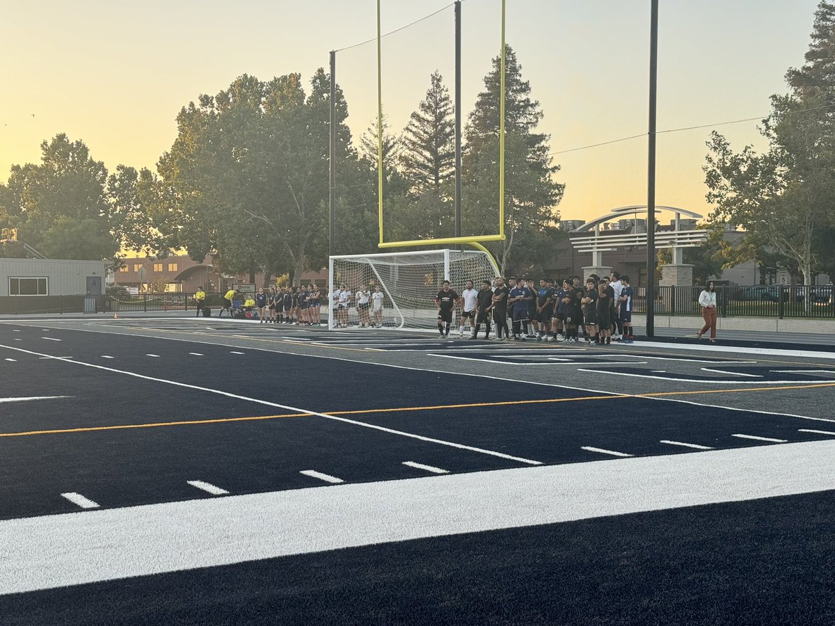 ShannonBelt3's tweet photo. The Venture Academy Mustang Field is officially here! Here’s some of the shots of the new deep navy blue turf field! @VentureAthletic @jsells11 #recordpreps https://t.co/oApKWUvHQx
