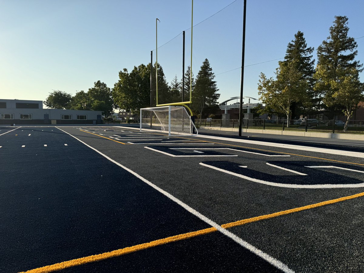 ShannonBelt3's tweet photo. The Venture Academy Mustang Field is officially here! Here’s some of the shots of the new deep navy blue turf field! @VentureAthletic @jsells11 #recordpreps https://t.co/oApKWUvHQx