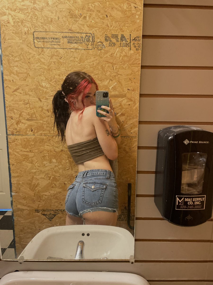 goddesssaintt's tweet photo. women have beauty 
wtf do men have? 
#FinDom https://t.co/zWAgXPihhx