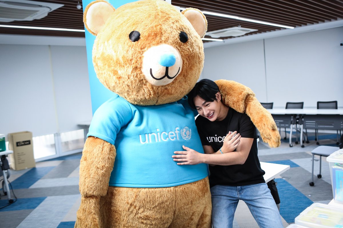 UNICEF_Thailand's tweet photo. สุขสันต์วันเกิด @peckpalit 🩵 #FriendofUNICEF ผู้มีหัวใจอบอุ่นเหมือนพระอาทิตย์ ☀️ พวกเราที่ยูนิเซฟขออวยพรให้พี่เป๊ก มีความสุข สุขภาพดีทั้งกายและใจ 💪💞 https://t.co/HPOsUy5vX8