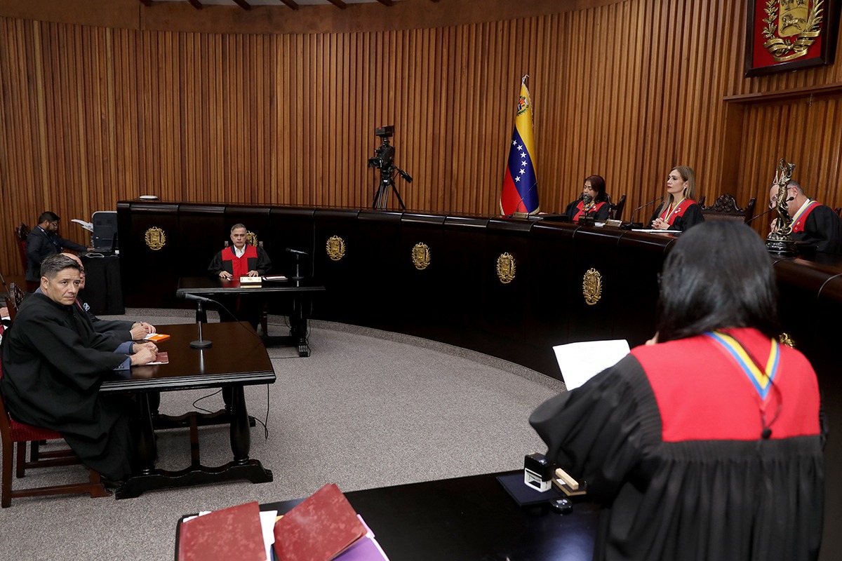 #EnFotos Leonardo Morales del partido Avanzada Progresista se presentó a la audiencia convocada por el Máximo Tribunal del país #TSJ
