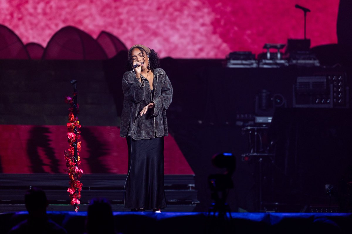 ModaCenter's tweet image. .@whoisumi kicking of The Magic Hour Tour! 

📷: @tyrajenae