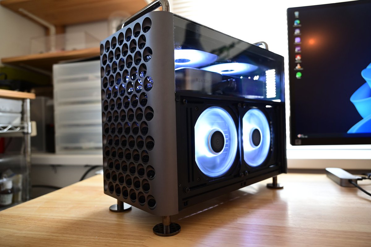 Ry0_Ka's tweet photo. わいの新PC、我ながらかっこいい😎
MCPRUE Apollo S 3.0っていうMac Pro風ケースで組みました。
#desksetup
#pcsetup https://t.co/5Qa89Nxaq7