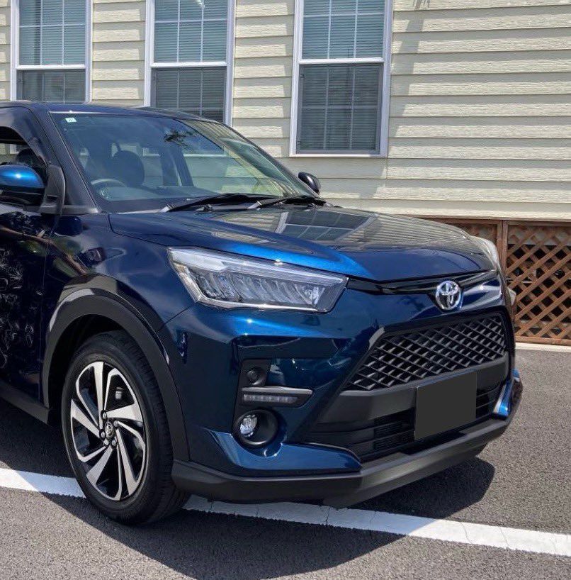 chiyo20's tweet image. 車買い替えてもうすぐ２ヶ月✨
明日から連休になるので、この子にコーティングをして貰います🤗💕
日の当たり方で別人な色味だよね🙄
綺麗にして貰ってワンズ🐻🐻‍❄️と公園にお散歩だ🥰
#RAIZE
#ポメラニアン 
#黒ポメ