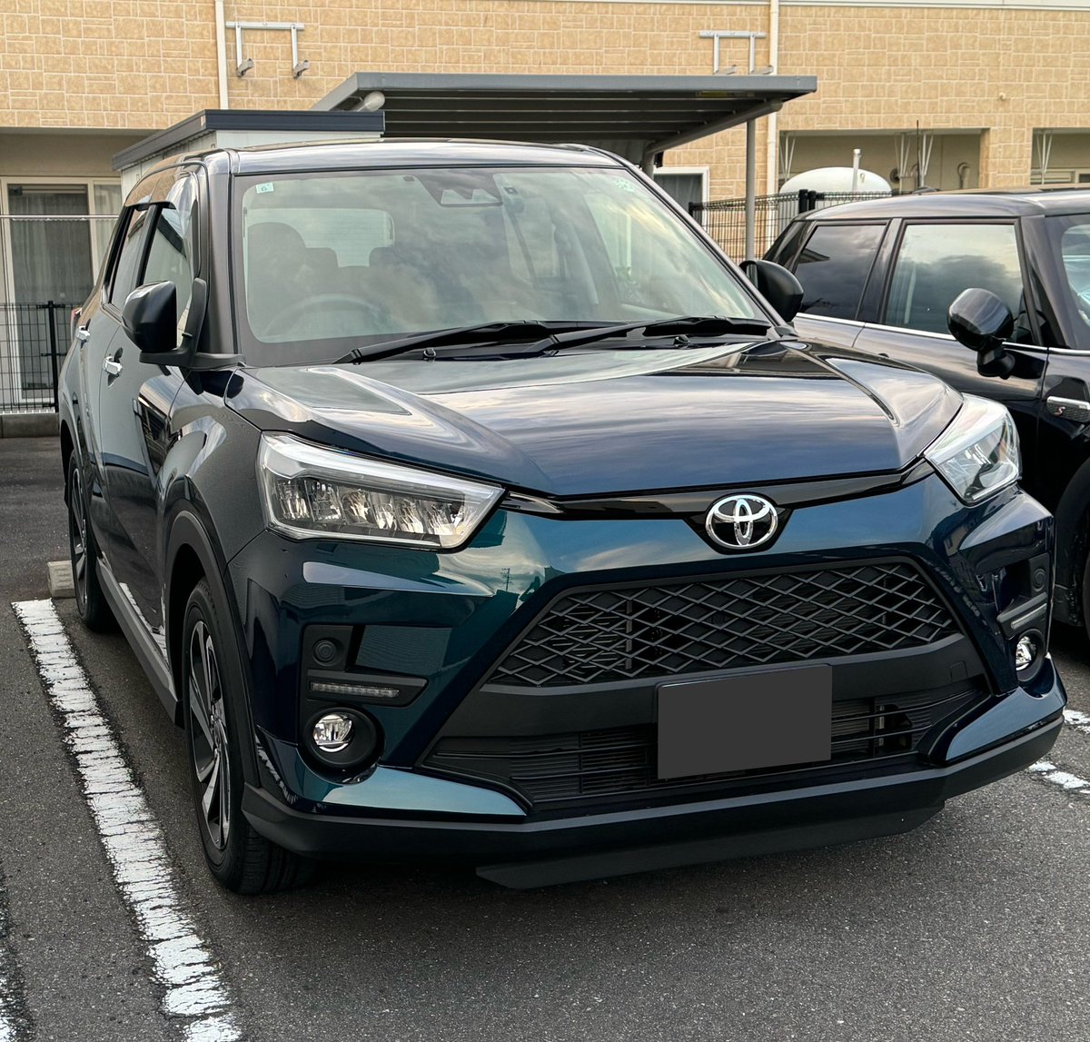 chiyo20's tweet image. 車買い替えてもうすぐ２ヶ月✨
明日から連休になるので、この子にコーティングをして貰います🤗💕
日の当たり方で別人な色味だよね🙄
綺麗にして貰ってワンズ🐻🐻‍❄️と公園にお散歩だ🥰
#RAIZE
#ポメラニアン 
#黒ポメ