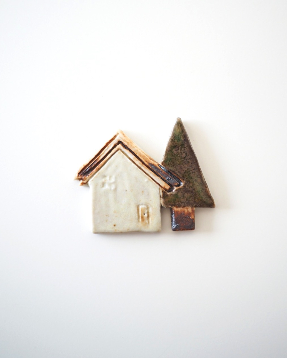 _1212craft_'s tweet photo. Little House 🏠 

#handmadepottery #ceramics #porcelain  #ceramicbrooch #potterylove #bestgift #handcraft #1212craft #teacup #pottery #highfirepottery #brooches #timelessdesign #uniquejewelry #ceramicdesign，， https://t.co/rexHZzbgTS
