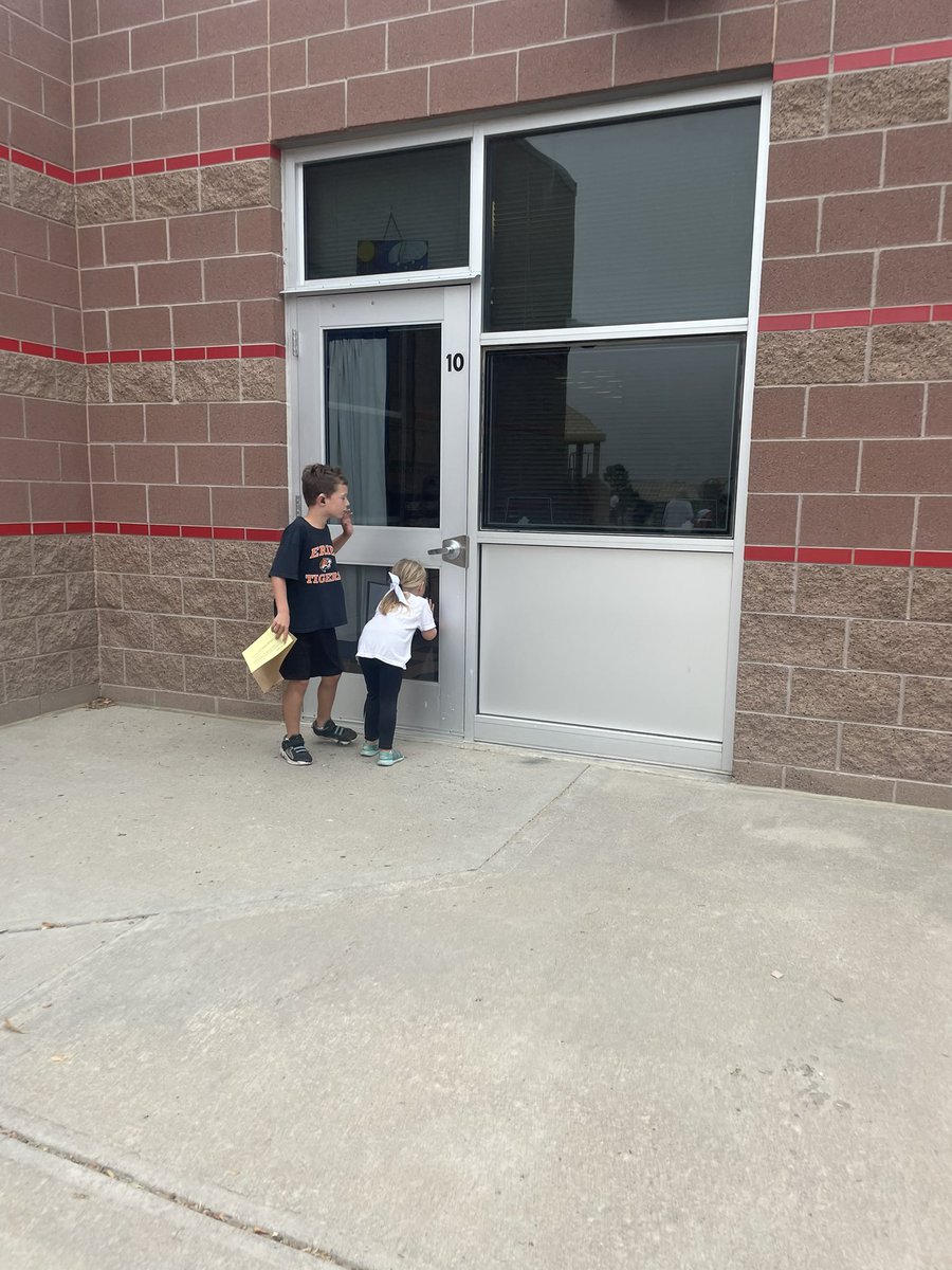 Lindsay Fox tweet media