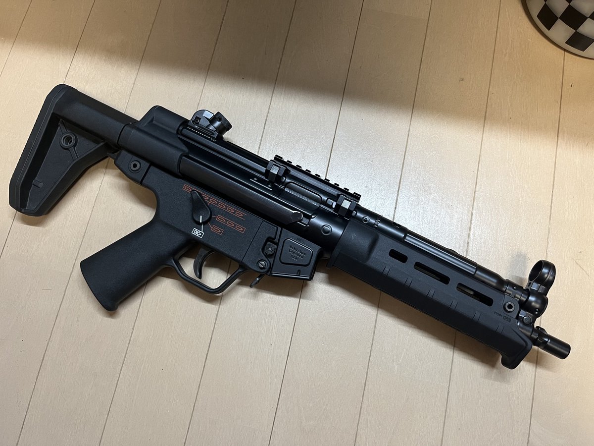 次世代MP5に取り付けるためのマグプルストックの加工ですが・・・ガタ