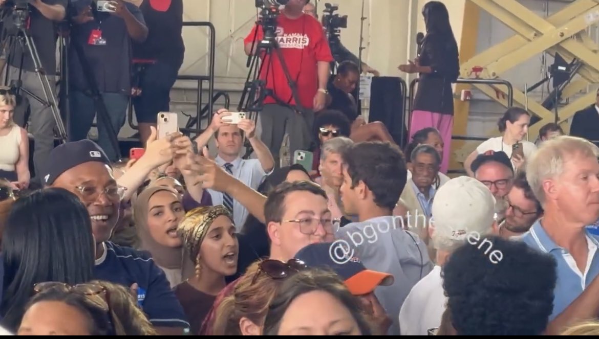 wideofthepost's tweet photo. The protestors were four Muslim women. https://t.co/TCS1Vg9fWK