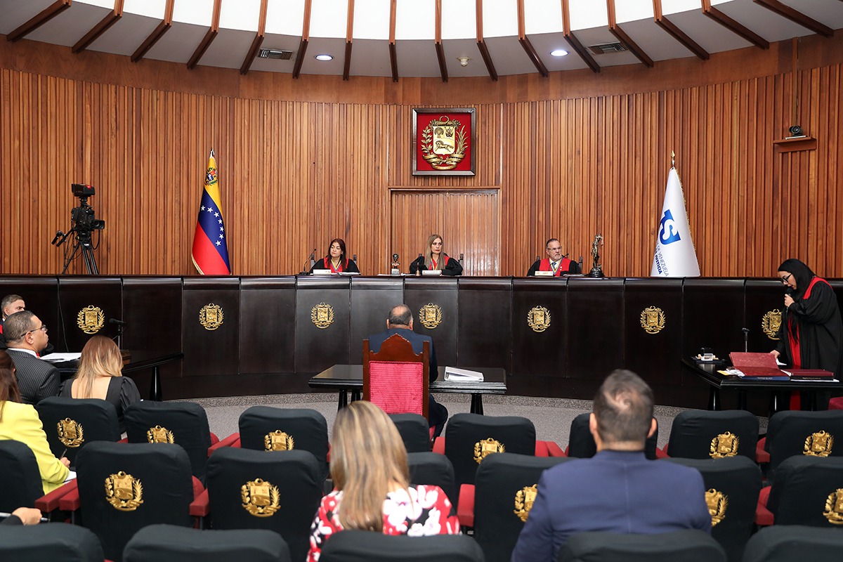 Ante la Sala Electoral del TSJ compareció este jueves el representante del partido político Fuerza Vecinal, Máximo Sánchez