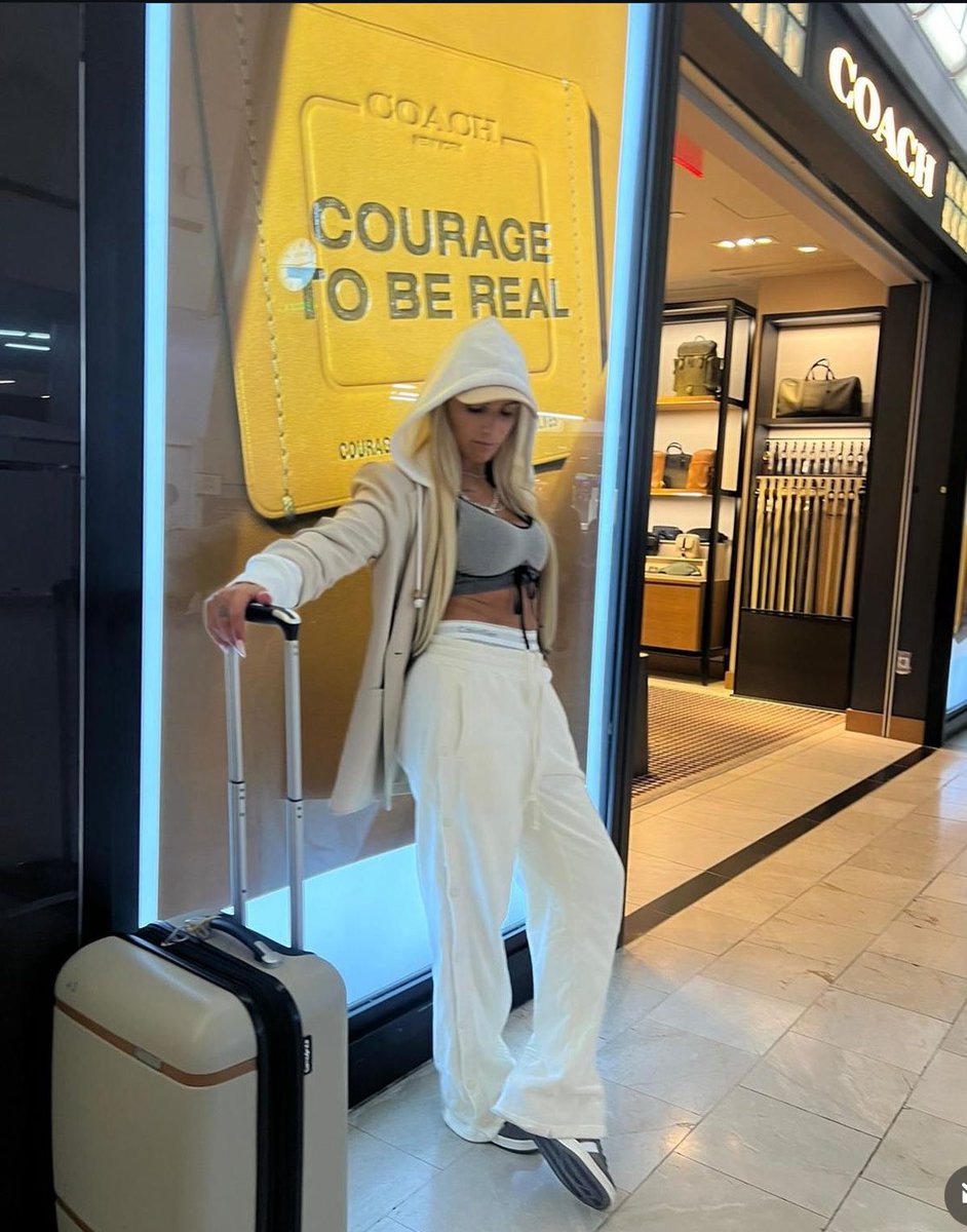 ¡viajemos!
y que pase
LO QUE
TENGA QUE
PASAR……

FUIIIIII 🛫

Até já Portugal 🇵🇹 / Europa 

#europa #annadominguez #tour2024 #spain #singer #artista #influencer #followers #musica #studio #record #international #travel #photoofday #post #trending #mala #promo #gira #medios