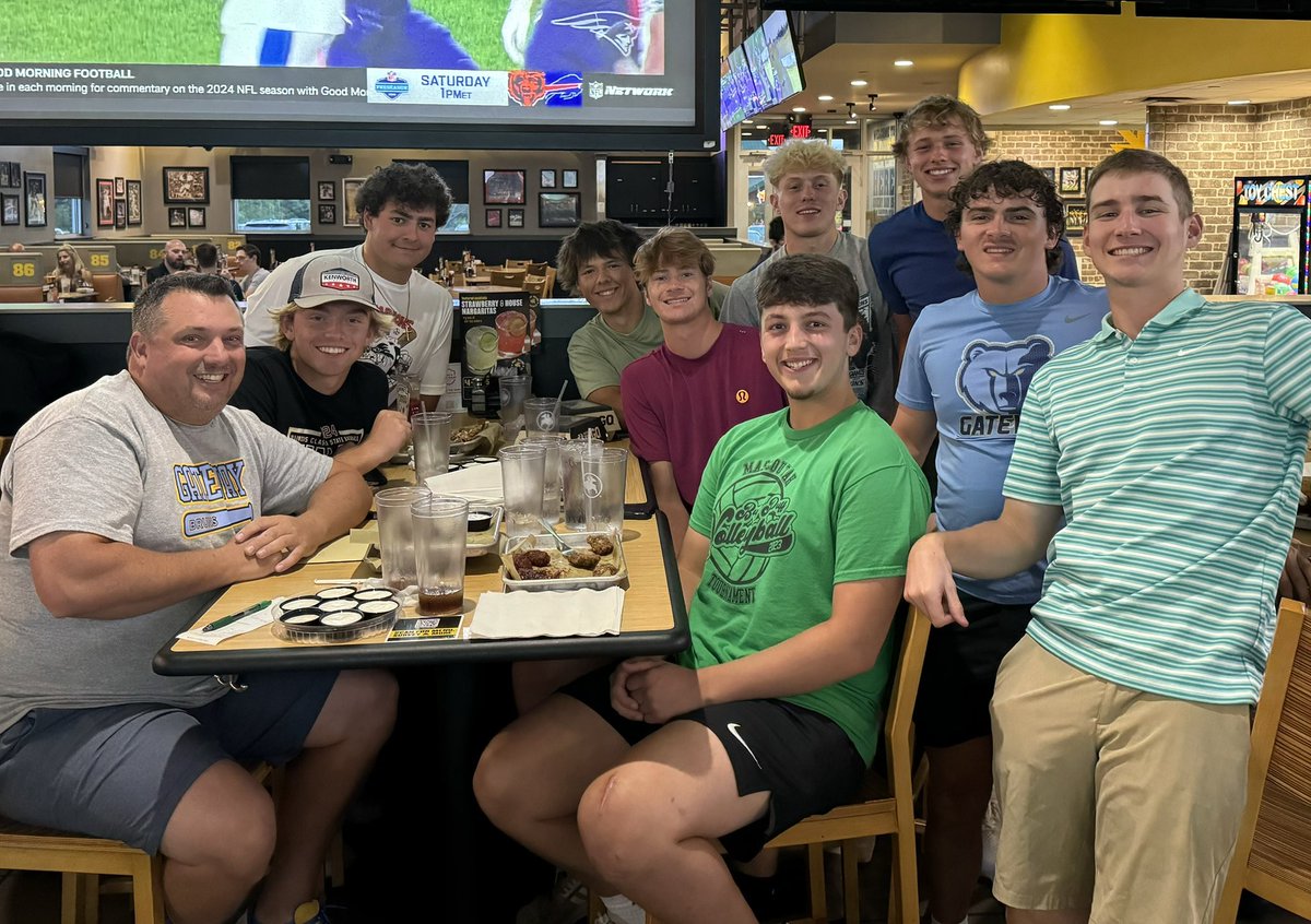 Had a great send off dinner with our 18u guys before they head to college. Missing a few of them but they have all meant so much to our program. Extremely proud of every single one of them!
#BruinsFAMILY