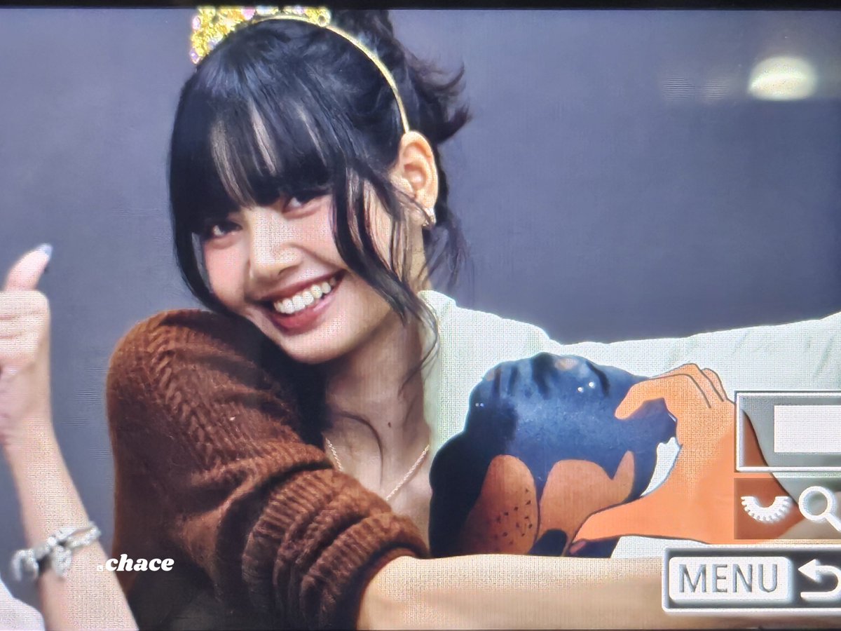 Feruwu16's tweet photo. #Lisa  es un ángel tan agradecido   su rostro irradia felicidad  y gratitud  con #lilies #blink https://t.co/kXK1qNHSys