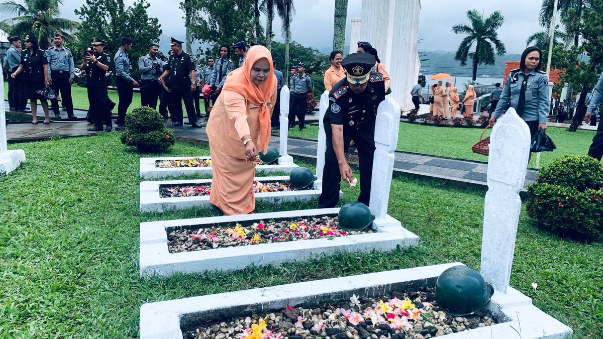 RupbasanAmbon's tweet photo. Ambon – Rupbasan Kelas I Ambon hadiri pergelaran upacara, ziarah, dan tabur bunga di Taman Makam Pahlawan (TMP) Kapahaha, Jumat (9/8/2024).
#upacaraziarahtaburbunga
#rupbasanambon
#haripengayomanke79
#kanwilkumhammaluku https://t.co/Ri9i7eG5B0