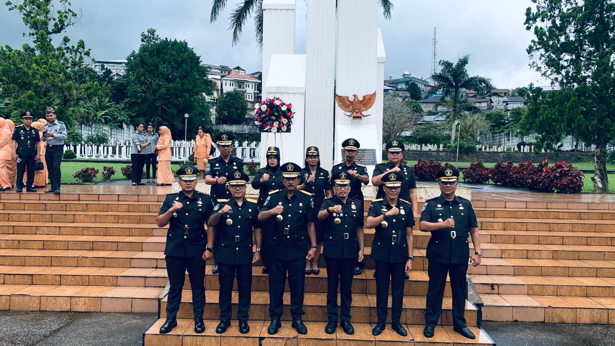 RupbasanAmbon's tweet photo. Ambon – Rupbasan Kelas I Ambon hadiri pergelaran upacara, ziarah, dan tabur bunga di Taman Makam Pahlawan (TMP) Kapahaha, Jumat (9/8/2024).
#upacaraziarahtaburbunga
#rupbasanambon
#haripengayomanke79
#kanwilkumhammaluku https://t.co/Ri9i7eG5B0