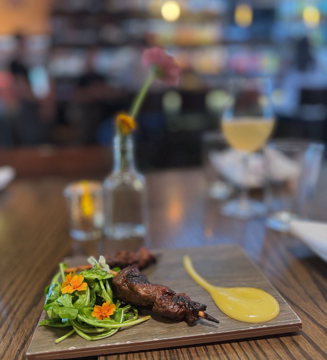 Who’s got a happy hour crew?! 🙋🏼‍♀️🍷🙋🏽‍♂️🍽️ Elevate your evenings and unwind with your faves right here. Everyday 4-6. 

#blackbellyco 
#happyhour 
#happiesthours 
#bar 
#blackbellybar 
#foodandbeverage