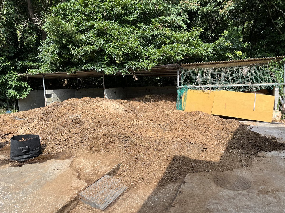 fukubaz's tweet photo. 福岡大学馬術部では堆肥の廃棄に困窮しております。
もし堆肥の回収に来ていただける方がいましたらDMをしていただけるととても助かります。🙇

#堆肥
#福岡大学
#馬術部 https://t.co/Ash6LEojBb