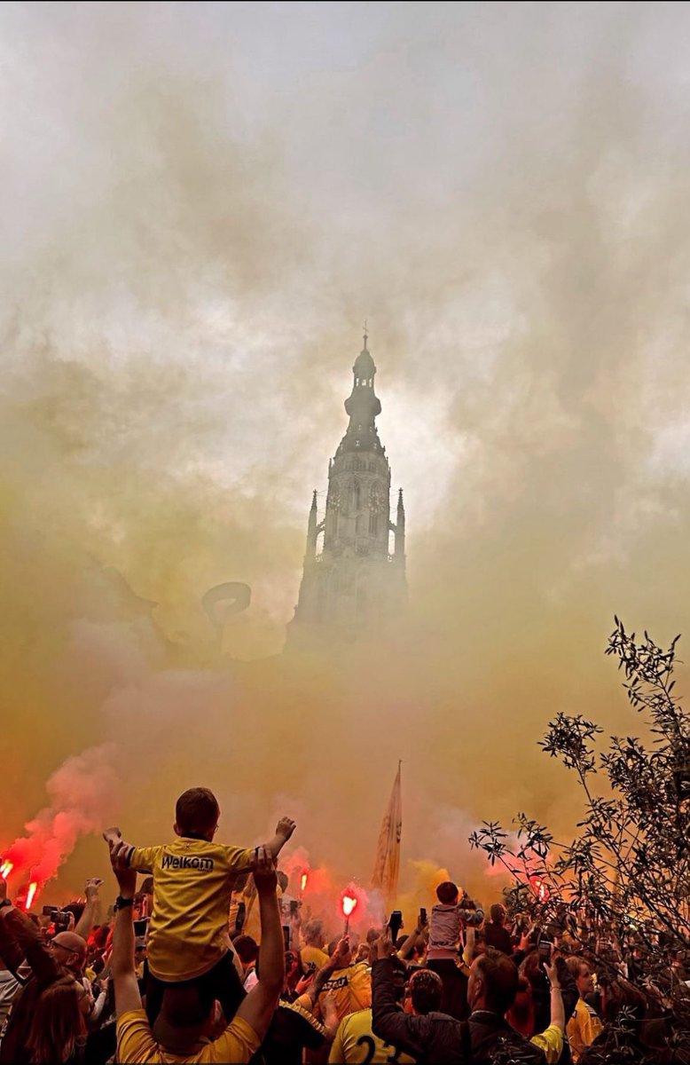 Laat de hemel stralend blauw blijven!! 🙏 Veel succes vanavond <a href="/NACnl/">NAC Breda 💛🖤</a>  #NACpraat