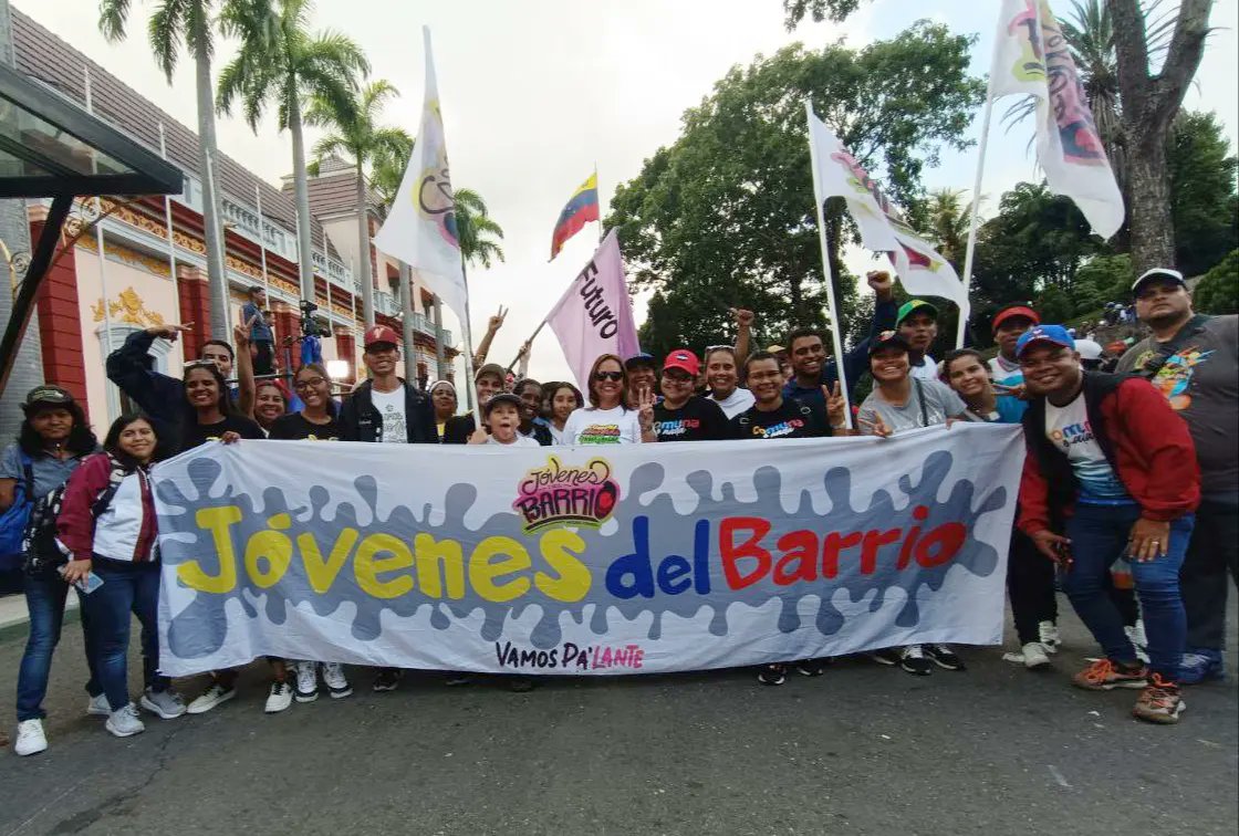 Hoy marchamos junto al pueblo comunero hasta Miraflores para respaldar a nuestro presidente reelecto @nicolasmaduro y para ratificarle que estamos aquí para ayudarle a construir la patria que todos soñamos

¡El que se mete con Maduro, se mete con el Barrio!
#PuebloSonrienteYEnPaz