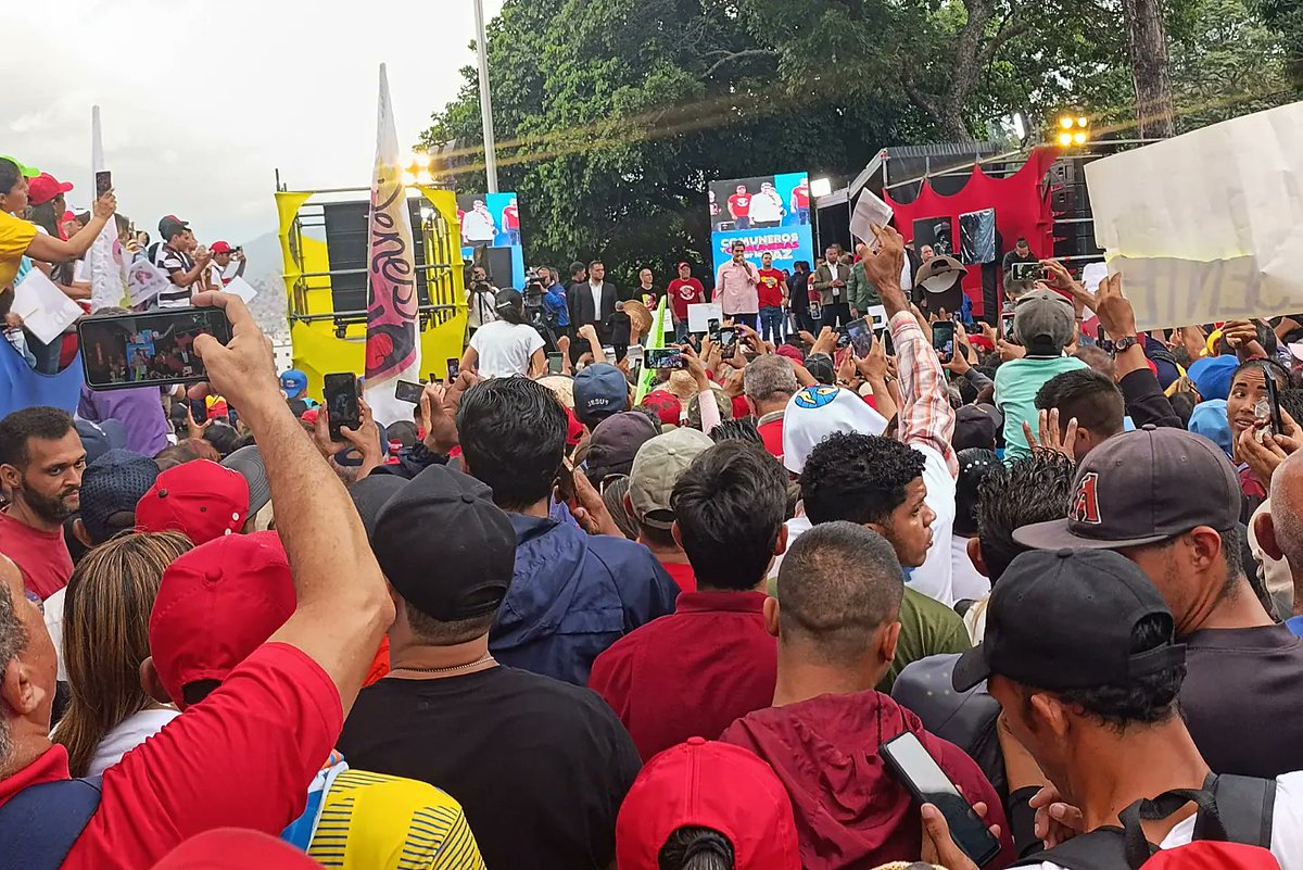 JovenDelBarrio's tweet photo. Hoy marchamos junto al pueblo comunero hasta Miraflores para respaldar a nuestro presidente reelecto @nicolasmaduro y para ratificarle que estamos aquí para ayudarle a construir la patria que todos soñamos

¡El que se mete con Maduro, se mete con el Barrio!
#PuebloSonrienteYEnPaz https://t.co/6TV3iIeS14