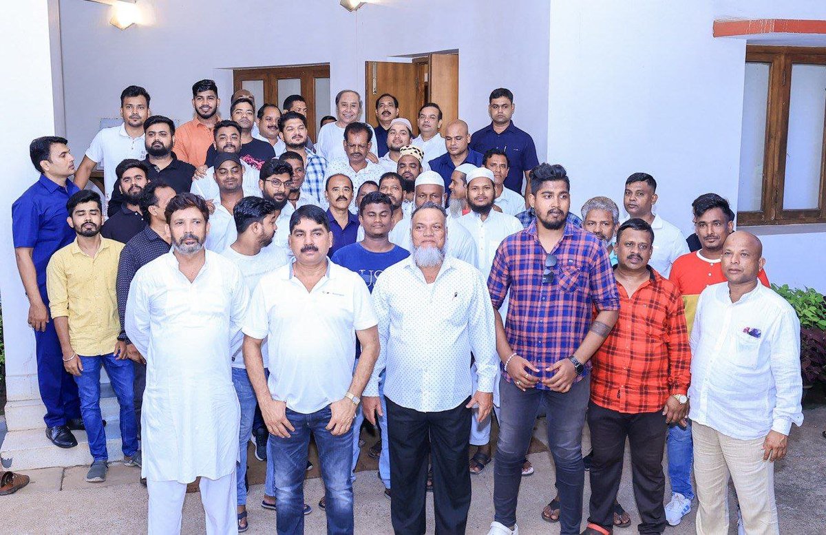 Naveen_Odisha's tweet photo. ପୁରୀ, ଖୋର୍ଦ୍ଧା ଓ କେନ୍ଦ୍ରାପଡ଼ା ଜିଲ୍ଲାରୁ ଆସିଥିବା ମୁସଲମାନ ଭାଇଭଉଣୀଙ୍କୁ ଭେଟିଲି। ସେମାନଙ୍କ ସମସ୍ୟା ବିଷୟରେ ଅବଗତ ହେଲି। Waqf Board ରେ ମୁସଲମାନ ଭାଇଭଉଣୀଙ୍କ ସ୍ୱାର୍ଥ ରକ୍ଷା ପାଇଁ ବିଜୁ ଜନତା ଦଳ ପ୍ରତିଶ୍ରୁତିବଦ୍ଧ। #BJDWithOdisha https://t.co/FDYJ4IEIGx