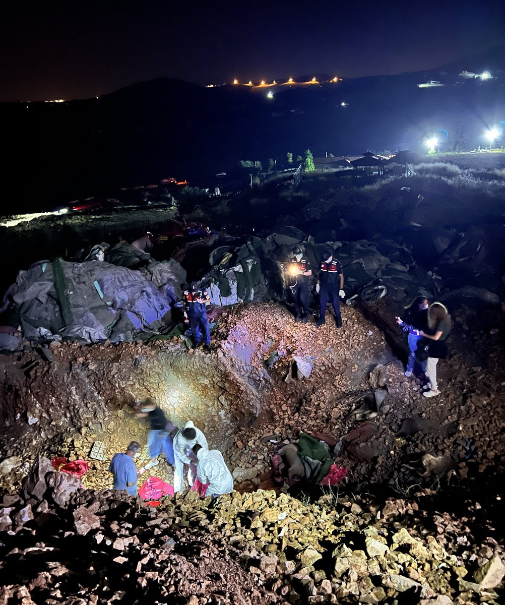 Köpekleri öldürüp boş araziye atınca medeniyete ulaşacağını sanan AHMAKLAR. 

Bırakın öldürmeyi, şu görüntü gelişmiş ülkelerde ortaya çıksa bakanı koltuğundan indirirler.
#AltındağdaKatliamVar