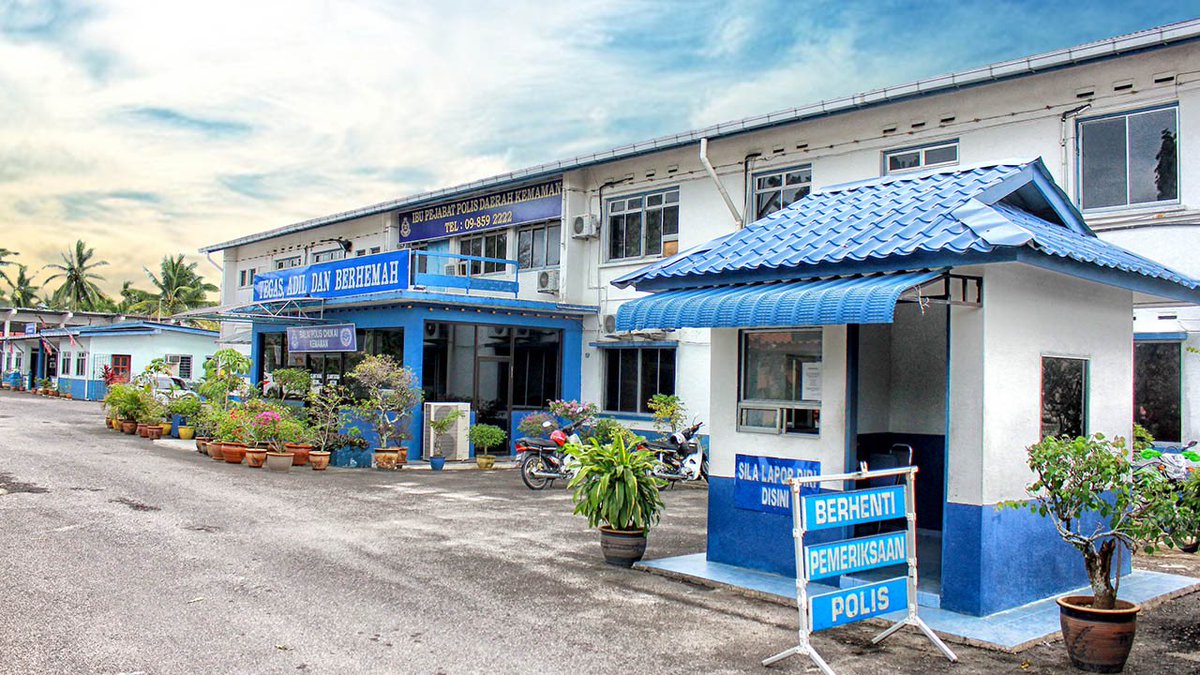redzuanNewsMPB's tweet photo. Tiga anggota polis IPD Kemaman, Terengganu ditahan kerana curi komponen RX-Z dari stor barang kes

Siasatan lanjut mendapati dua suspek memiliki motosikal jenis sama dan merupakan peminat tegar motosikal RX-Z -OCPD Kemaman https://t.co/eTg3ziPFp3