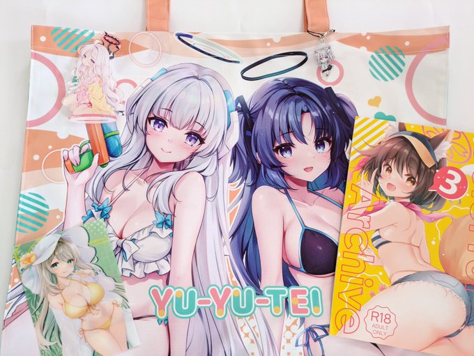 新刊セットの特大トートバッグが届いたので今あるグッズ達と撮ってみました!マチたっぷりですよ✨なにげに裏面デザイン涼しげにできてお気に入り🥰 